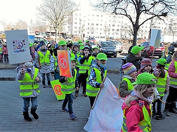 Die Kinder aus dem FRÖBEL-Hort Spielhaus auf ihrem Friedensmarsch durch das Wohnviertel
