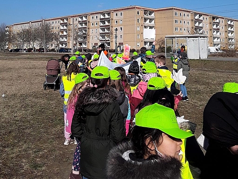Die Kinder aus dem FRÖBEL-Hort Spielhaus auf ihrem Friedensmarsch durch das Wohnviertel